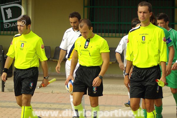 La terna arbitrale all'ingresso in campo 